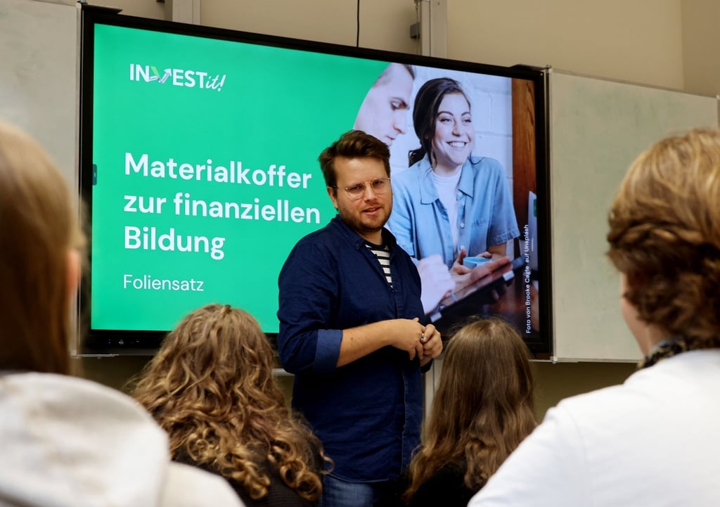 Über Geld reden: Referendar Felix Dreyer steht vor einer Klasse des Lyonel-Feininger-Gymnasiums.