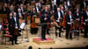 Dirigent Lahav Shani und die Münchner Philharmoniker werden in Berlin gefeiert.