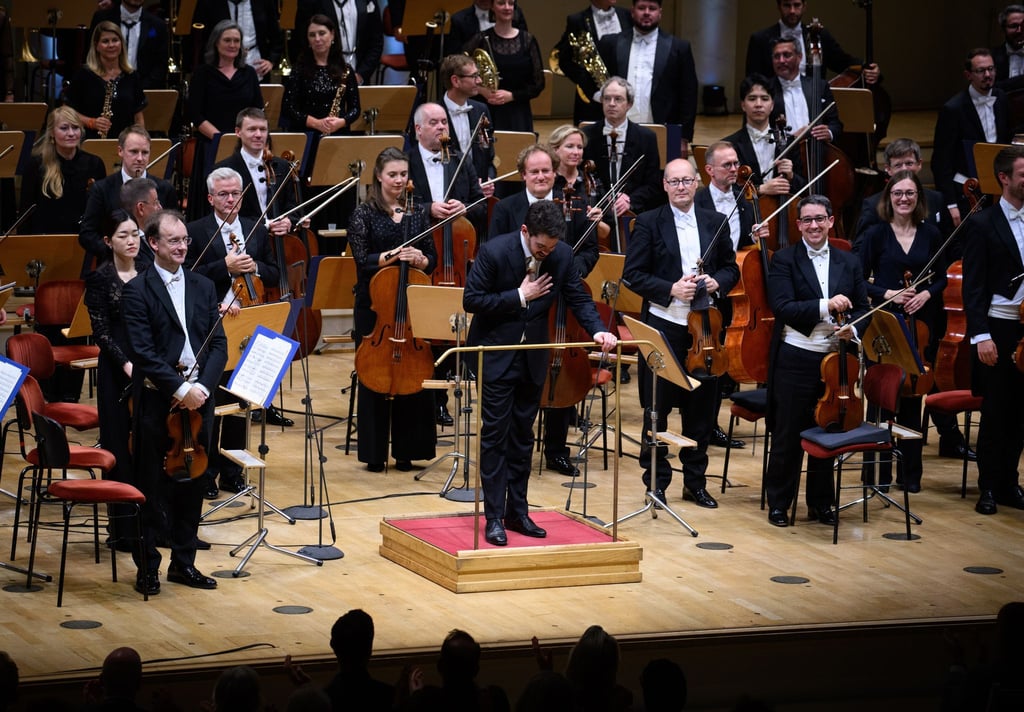 Dirigent Lahav Shani und die Münchner Philharmoniker werden in Berlin gefeiert.