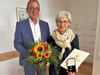 Im Auftrag der Landesregierung zeichnete Landrat Bauer die Barbyer Hausärztin Dipl. med. Annette Schmalenberger mit der  Ehrennadel des Landes Sachsen-Anhalt aus. 