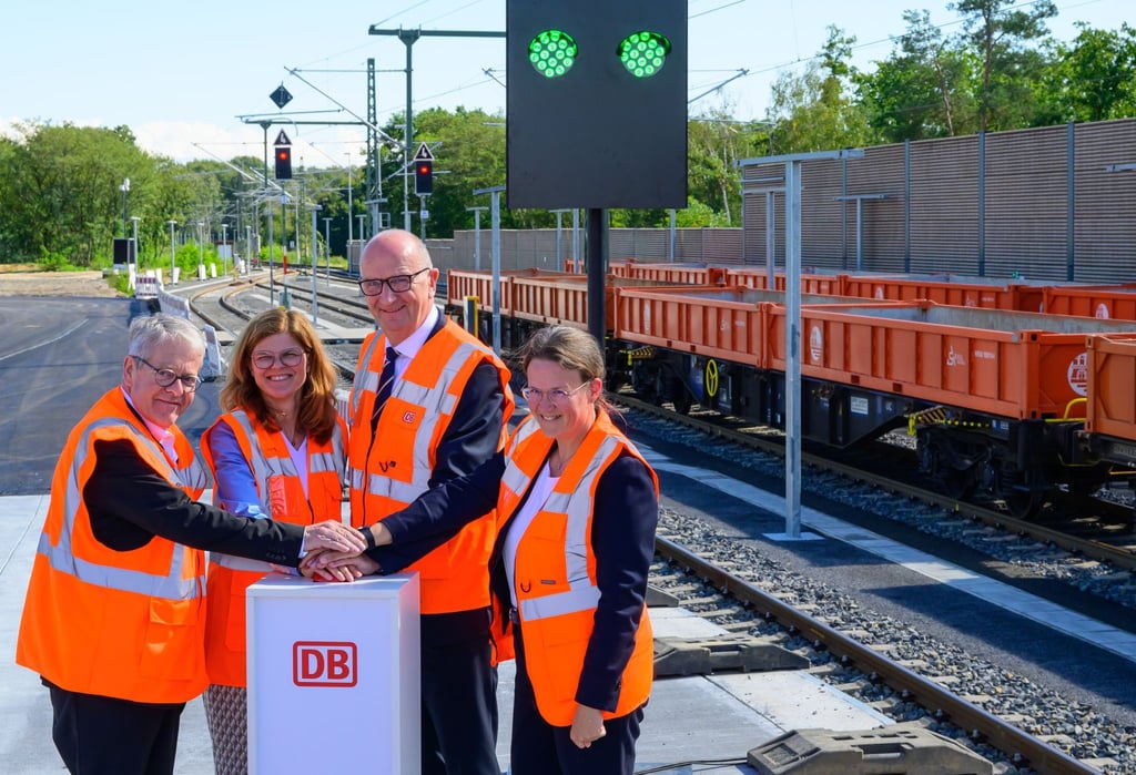 Symbolisch gibt es „grünes Licht“ für eine neue Güter-Verladestation in Cottbus.