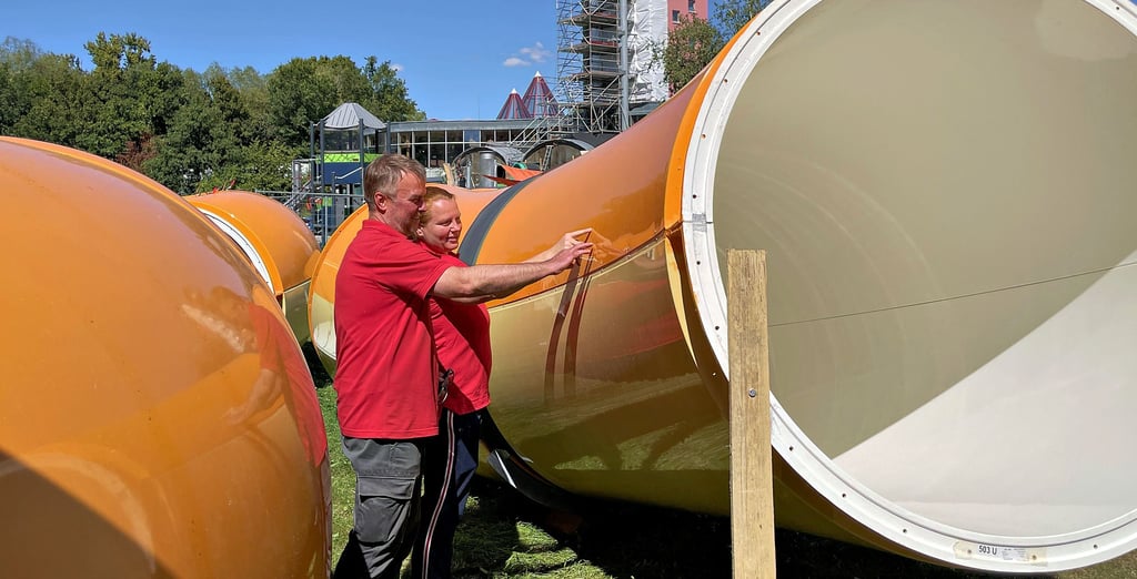 Sie begutachten die neuen Rutschen für das Maya mare: Betriebsleiter Thomas Hampel (l.) und Melanie Heinrichs, Kaufmännische Leiterin. 