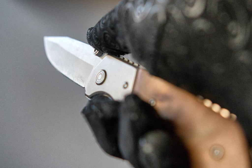 Die Staatsanwaltschaft ist überzeugt: Der 21-Jährige wollten einen anderen Mann mit dem Messer töten (Symbolbild).
