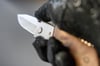 Die Staatsanwaltschaft ist überzeugt: Der 21-Jährige wollten einen anderen Mann mit dem Messer töten (Symbolbild).