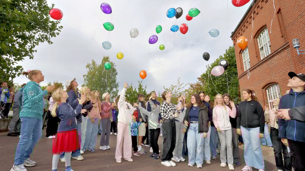 Grüße in die Welt von der Freien Schule Güsten.
