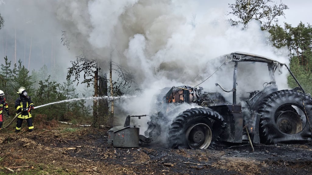 Beim Brand im Wald zwischen Genthin und Jerichow ist der Traktor nicht mehr zu retten gewesen.