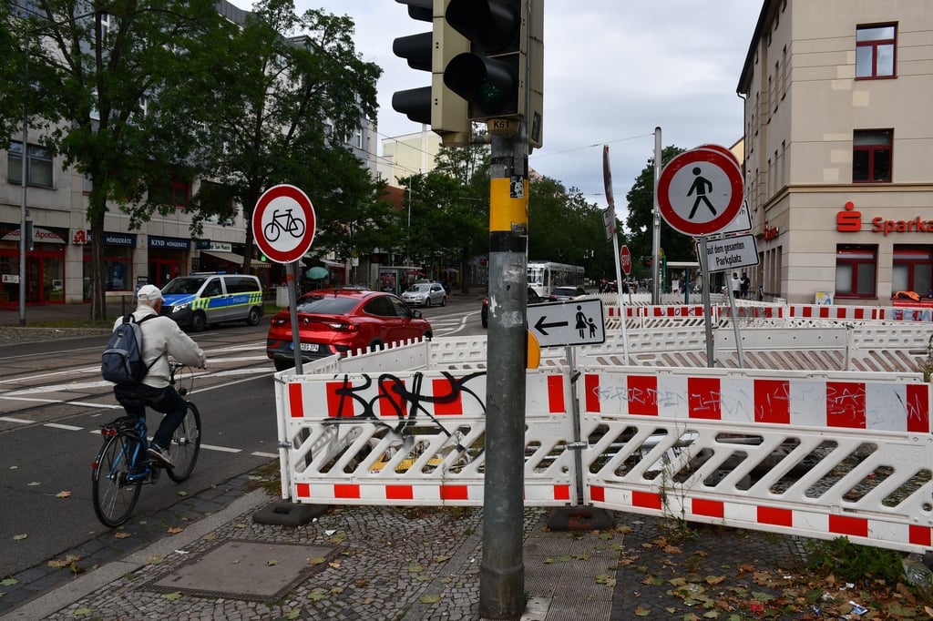 Am Nicolaiplatz in Magdeburg-Neustadt ist der Geh- und Radweg seit Monaten gesperrt. Ein Ende ist nicht in Sicht.