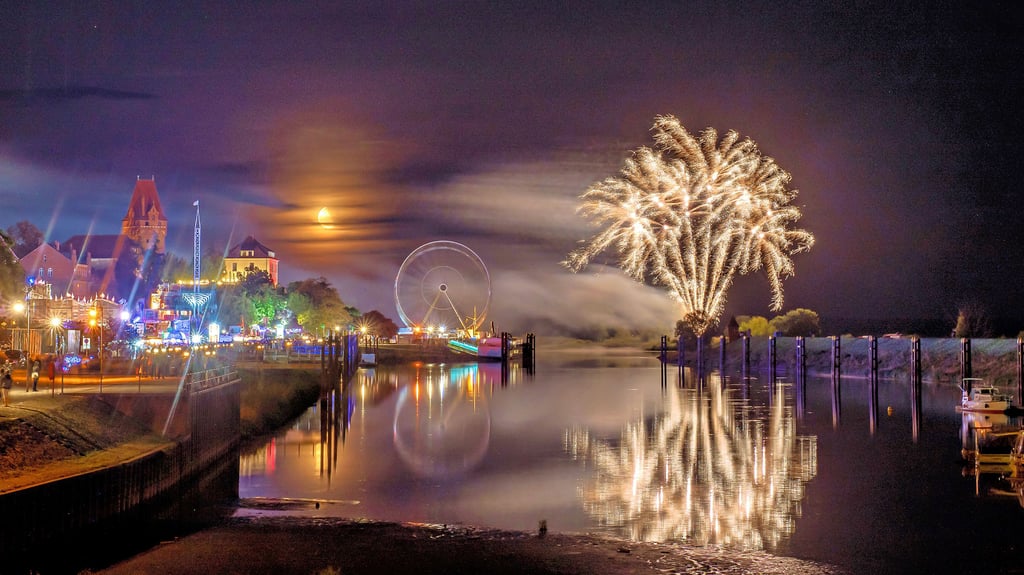 Einer der glänzenden Höhepunkte des Tangermünder Burgfestes war auch in diesem Jahr das Feuerwerk am Hafen. Die Stimmung bei Händlern und Schaustellern ist nicht ganz so glänzend.