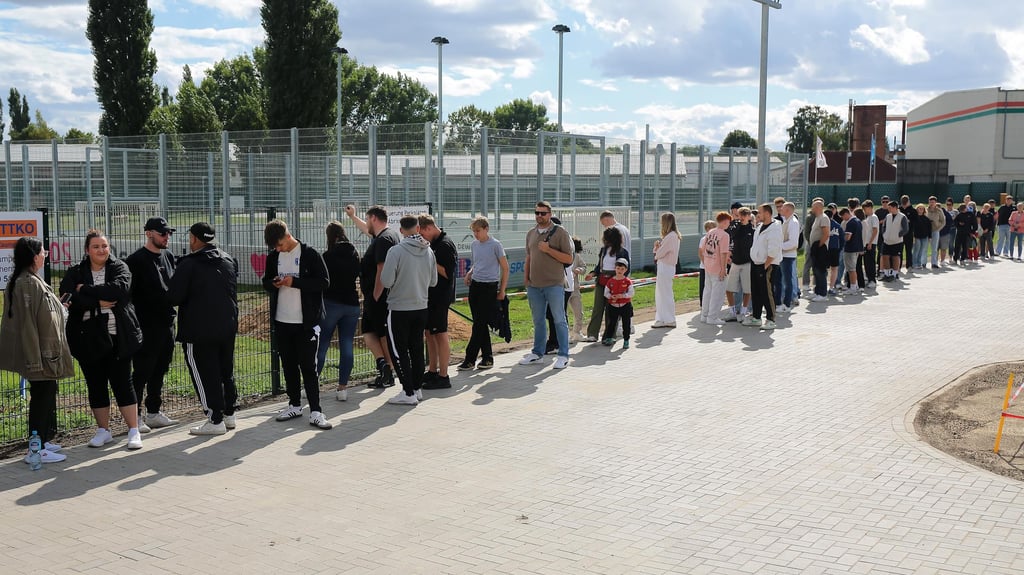 Fans haben am vergangenen Freitag in Oschersleben stundenlang gewartet, um Tickets für das angekündigte Fußballspiel des Oscherslebener SC gegen den Influencer-Club Delay Sports Berlin zu ergattern.