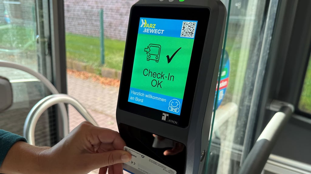 Die neuen Check-in-Check-out-Systeme sind in den Stadtbussen der Halberstädter Verkehrsgesellschaft installiert.
