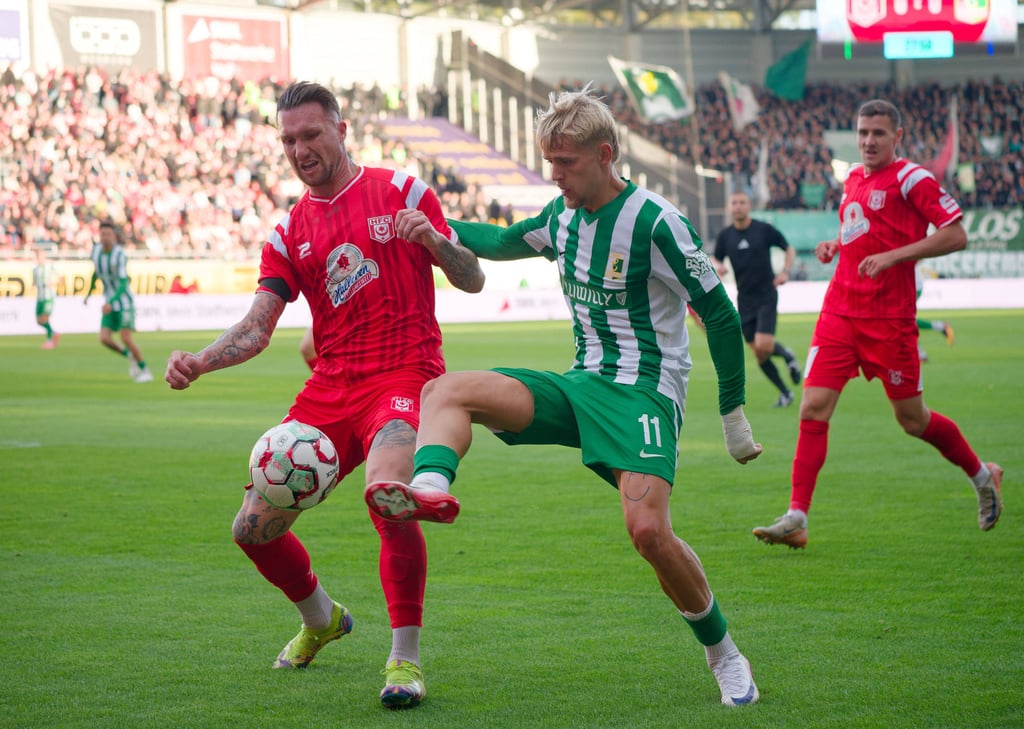 Jan Löhmannsröben (l.), hier im Duell mit Ex-HFC-Spieler Robin Friedrich von Chemie Leipzig, ist beim Halleschen FC zurück in der Startelf.