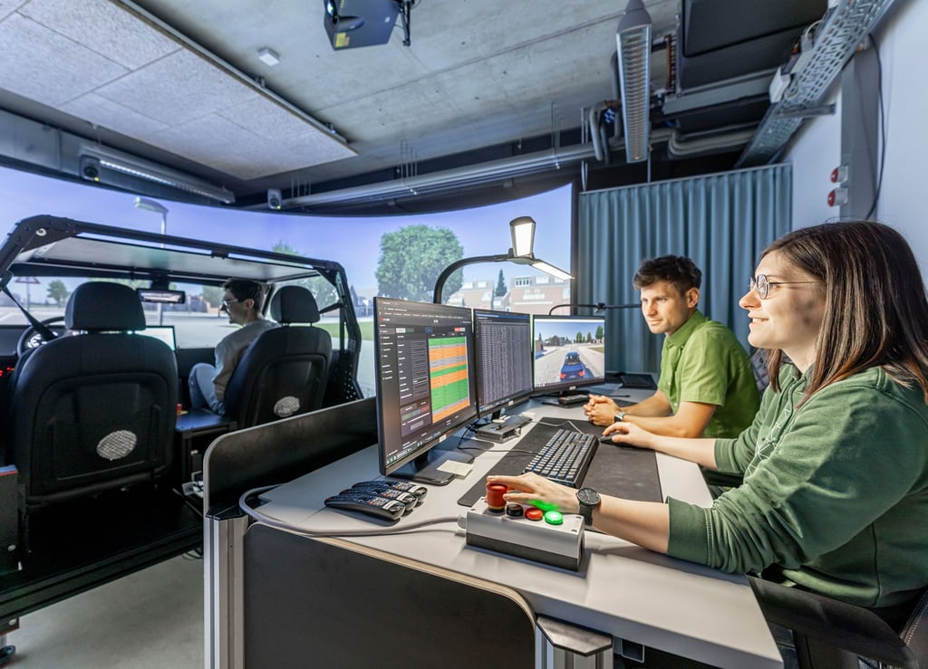 Abheben wie die Profis: Studierende trainieren realitätsnah im Flugsimulator der Hochschule und erleben, wie Piloten Entscheidungen unter Hochdruck treffen.