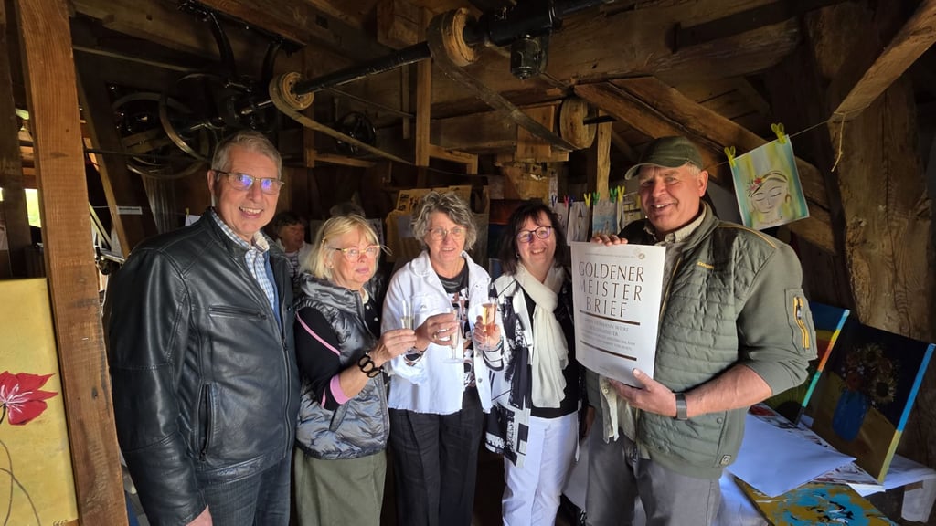 Ortsbürgermeister Ralf Braunschweig (v.r.) und Yvette Below, Christel Woitzick, Christine Liebsch und Andreas Dertz präsentieren den goldenen Meisterbrief.