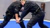 Polizisten trainieren gezielt auch die Abwehr von Messerangriffen. (Archivbild)