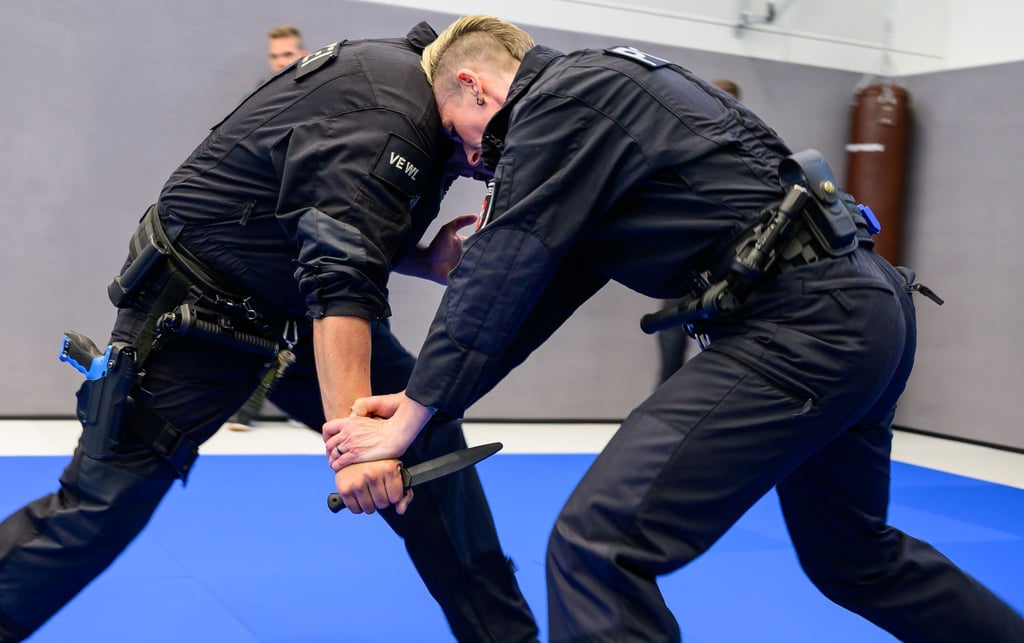 Polizisten trainieren gezielt auch die Abwehr von Messerangriffen. (Archivbild)