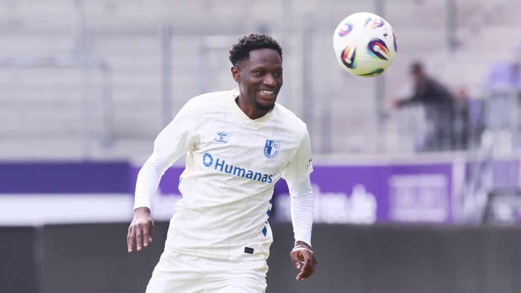 Momo Cissé trainierte beim 1. FC Magdeburg mit. Der vereinslose Angreifer absolvierte auch einige Minuten im Test gegen Erzgebirge Aue.