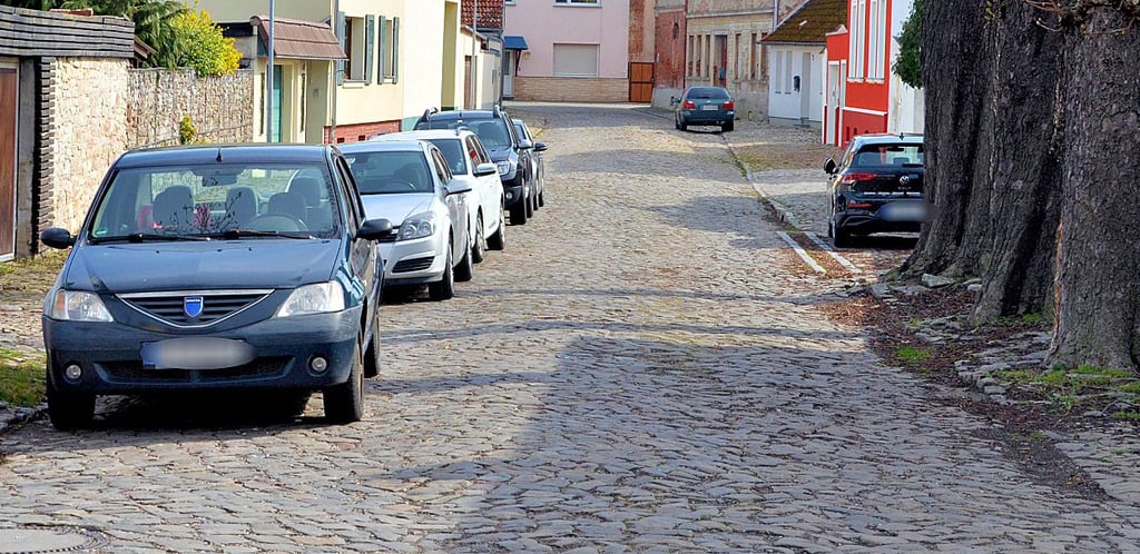 Die Magazinstraße in Frohse gehört zu den schlechtesten Straßen in Schönebeck. Seit vier Jahren soll sie saniert werden. Klappt es 2026?