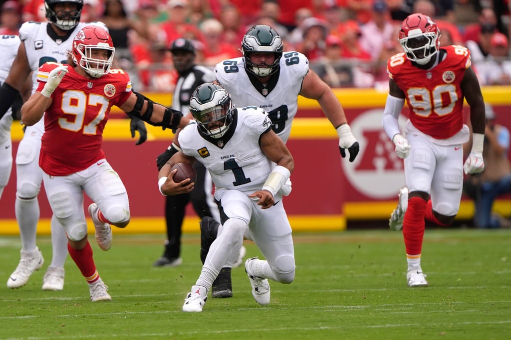 Jalen Hurts (Mitte) holte bei den Kansas City Chiefs den zweiten Saisonsieg mit den Eagles.