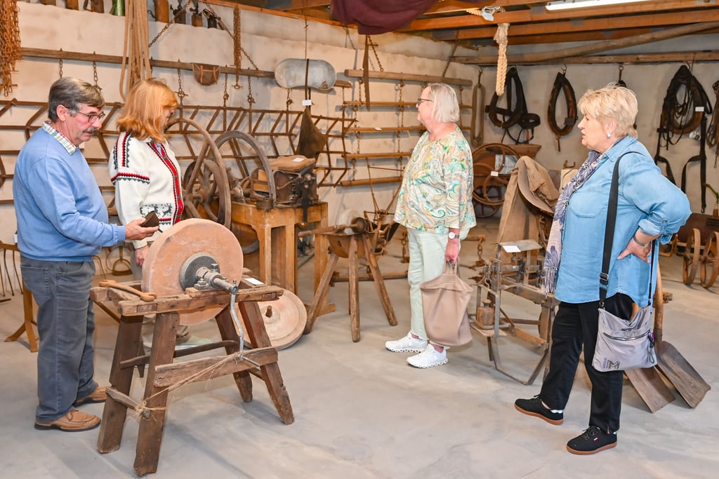 Der Bottmersdorfer Werner Ackermann hat neue Ausstelklungsräume zum „Tag des offenenen Denkmals“ für seine histroischen Schätze eröffnet. Doris Ackermann (von links), Angelika Fricke und Petra Hort bestaunten die Ausstellungsstücke