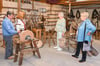 Der Bottmersdorfer Werner Ackermann hat neue Ausstelklungsräume zum „Tag des offenenen Denkmals“ für seine histroischen Schätze eröffnet. Doris Ackermann (von links), Angelika Fricke und Petra Hort bestaunten die Ausstellungsstücke