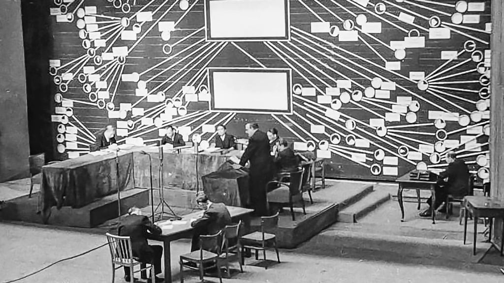 Prozess im Theater: Urteilsverkündung 1950 gegen die Leitung der Dessauer Deutschen Continentalen Gas-Gesellschaft. Den Prozess führte die Vizepräsidentin des Obersten Gerichts, Hilde Benjamin (am Tisch Bildmitte).