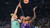 Fiebich (links) holte am Ende einen wichtigen Rebound und gewann das erste Playoff-Spiel mit den New York Liberty.