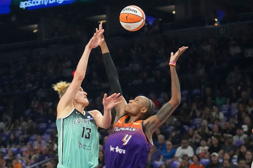 Fiebich (links) holte am Ende einen wichtigen Rebound und gewann das erste Playoff-Spiel mit den New York Liberty.