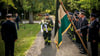 Die Kameraden der Freiwilligen Feuerwehr Aschersleben legen im Gedenken an ihre im Einsatz verunglückten Kameraden einen Kranz nieder.