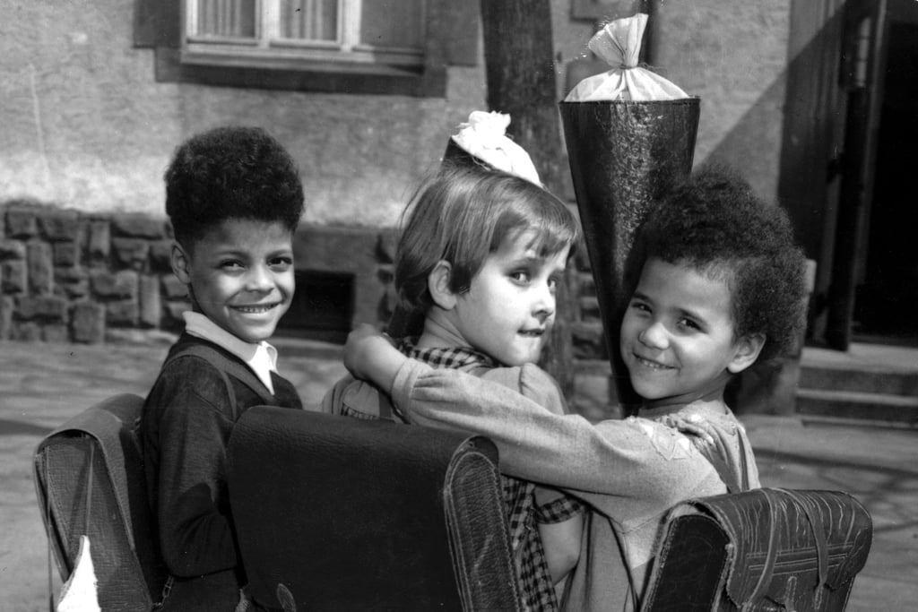 Wer sind ihre Väter? Wolfgang, Brünhilde und Sylvia (v.l.) am ersten Schultag, in einer undatierten Aufnahme.