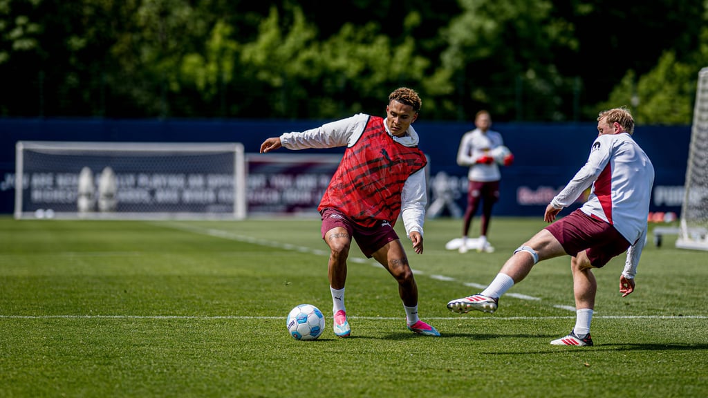 Antonio Nusa und Xaver Schlager (r.) fehlen RB Leipzig beim Heimspiel gegen Köln