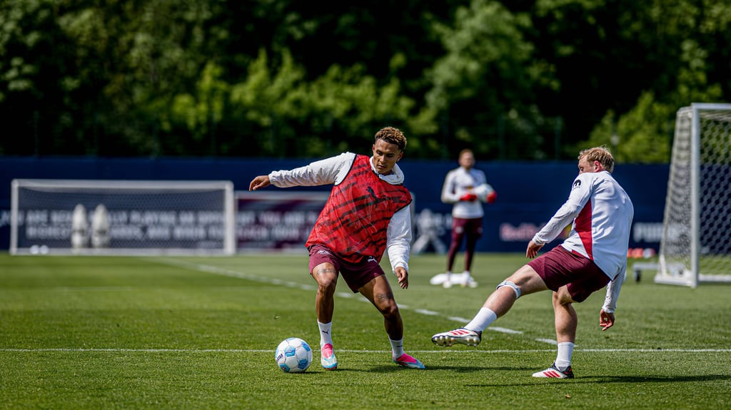 Antonio Nusa und Xaver Schlager (r.) fehlen RB Leipzig beim Heimspiel gegen Köln