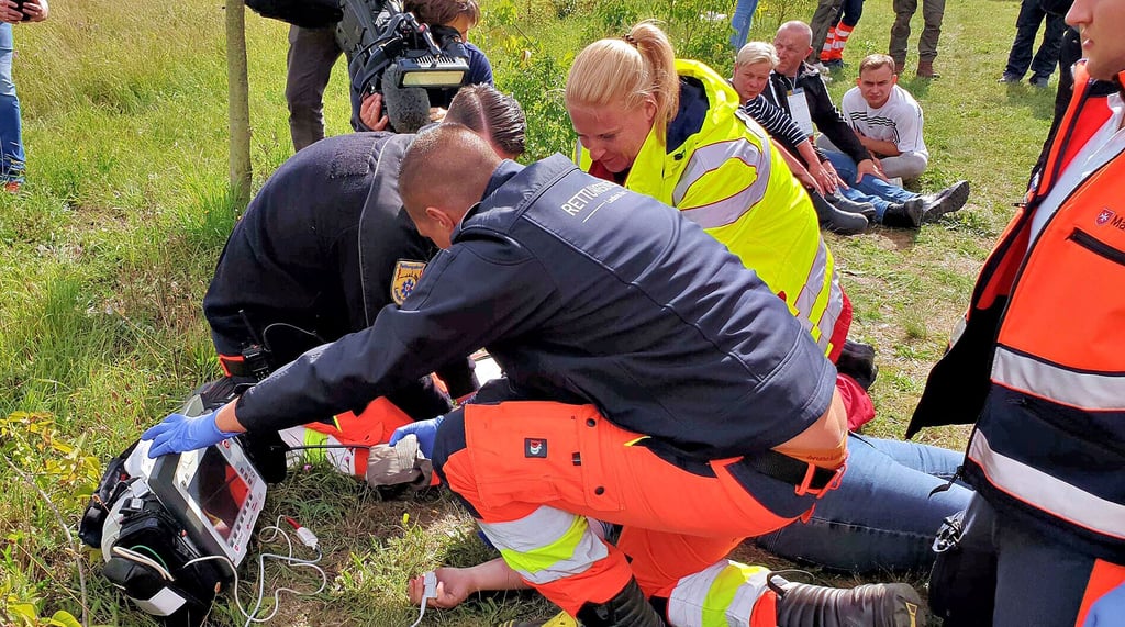 Beim dargestellten Szenario auf dem Verkehrslandeplatz Ballenstedt arbeiteten die Mitglieder mehrerer Hilfsorganisationen beim angenommenen Massenanfall von Verletzten zusammen.