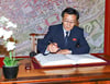 Nordkoreas Botschafter Pak Nam Yong, hier 2018, trägt sich ins Goldene Buch  ein.