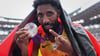 Marathon-Vizeweltmeister Amanal Petros feiert seine Silbermedaille mit Rotwein.