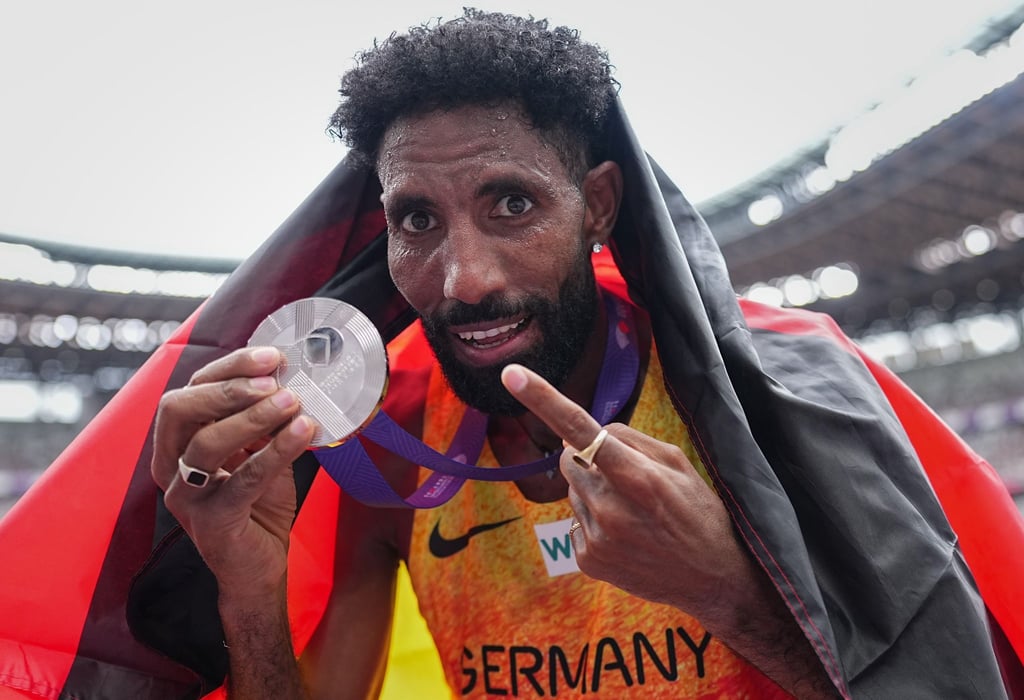 Marathon-Vizeweltmeister Amanal Petros feiert seine Silbermedaille mit Rotwein.