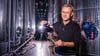 Hartmut Schreiter steht im Weinkeller der Winzervereinigung in Freyburg. Bis zu 40.000 Liter fasst ein einzelner Edelstahltank.