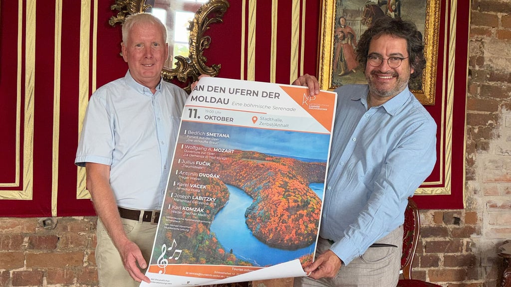 Dirk Herrmann (Förderverein Schloss Zerbst) und Dirigent Jan Michael Horstmann (r.) werben für das Konzert der Mitteldeutschen Kammerphilharmonie Schönebeck zu Gunsten des Zerbster Schlosses.