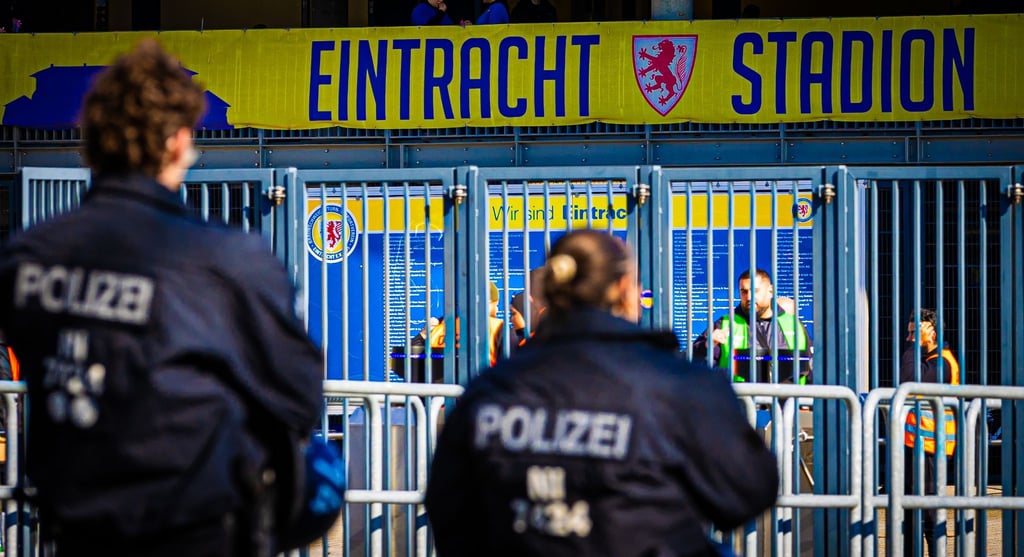 Polizei-Einsatz beim Zweitliga-Derby zwischen Braunschweig und Hannover.