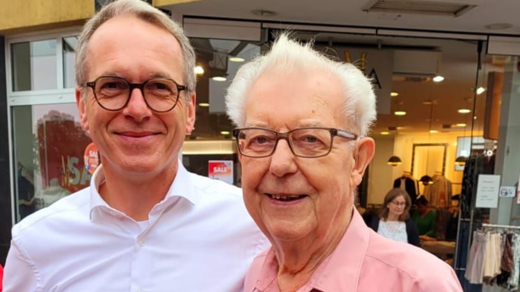 Dattelns Bürgermeister Andrè Dora (li.) mit Ex-Stadtrat Horst Leiste aus Genthin.