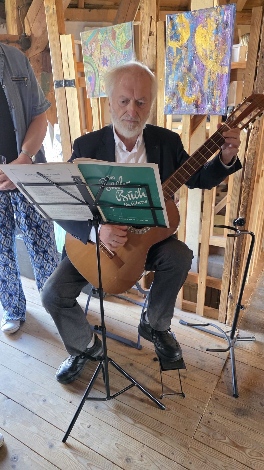 Ulrich Kriehn begleitet die Vernissage musikalisch.
