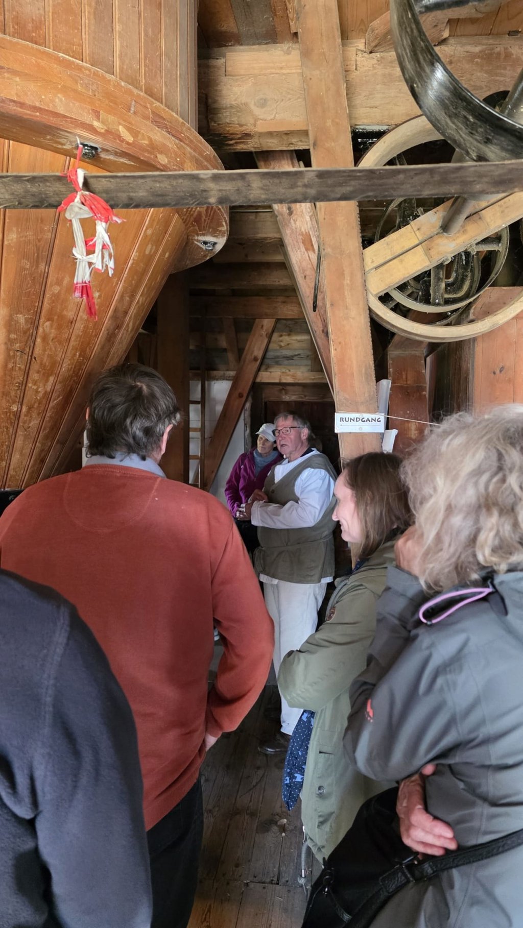 Bäckermeister Ulrich Rode führt durch die Mühle.