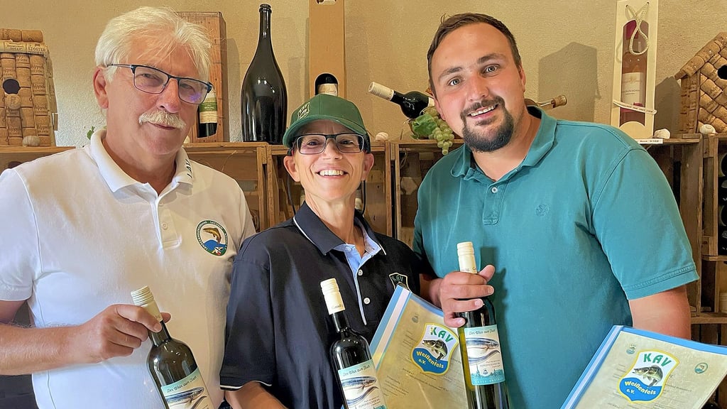 Der Präsident des Landesanglerverbands Uwe Bülau (links), die Vorsitzende des Kreisanglervereins Anett Escher sowie Winzer Patrick Gaudig freuen sich über den neuen Wein zum „Fisch des Jahres“, der ein Aushängeschild für die Region werden soll.
