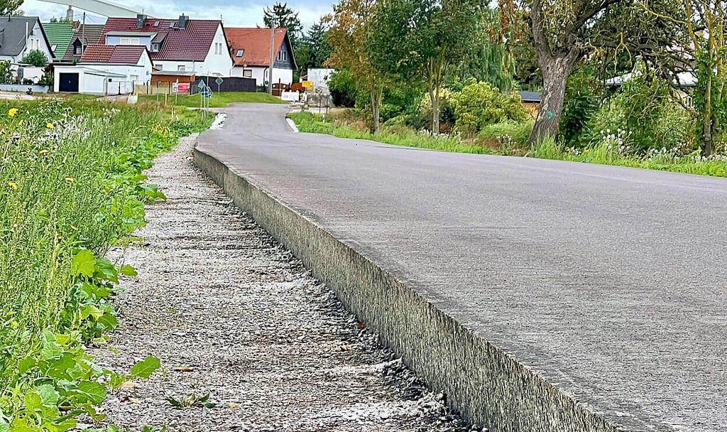 Die Bankette der Fahrbahn am Altenburger Damm müssen noch gebaut werden.
