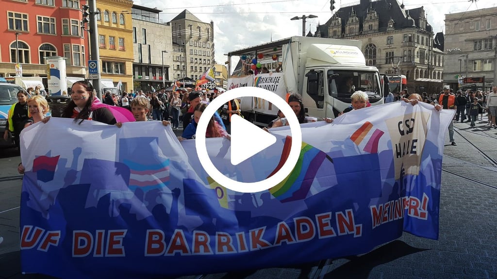 Rund 2.000 Teilnehmer zogen bei der CSD-Demo am Samstag durch Halle. Vorneweg trugen sie das Banner mit dem diesjährigen Motto „Auf die Barrikaden, Meine*r!“