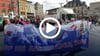 Rund 2.000 Teilnehmer zogen bei der CSD-Demo am Samstag durch Halle. Vorneweg trugen sie das Banner mit dem diesjährigen Motto „Auf die Barrikaden, Meine*r!“ 