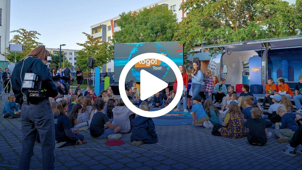 Der Kika sendet live aus einer Schule in Wittenberg: Insgesamt vier Kameras sind auf die Bühne gerichtet, wo die Moderatoren gemeinsam mit den Kindern durch die Live-Sendung führen.