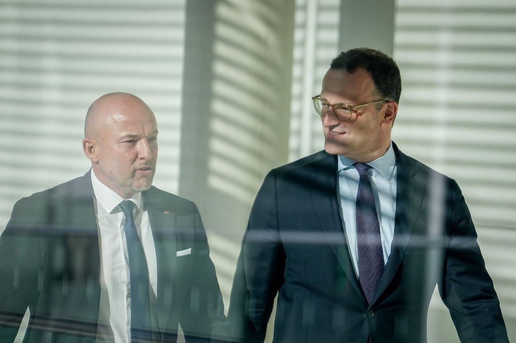 CSU-Landesgruppenchef Alexander Hoffmann, hier mit Jens Spahn, will das Konzert des israelischen Dirigenten Lahav Shani im Konzerthaus Berlin am Abend besuchen.