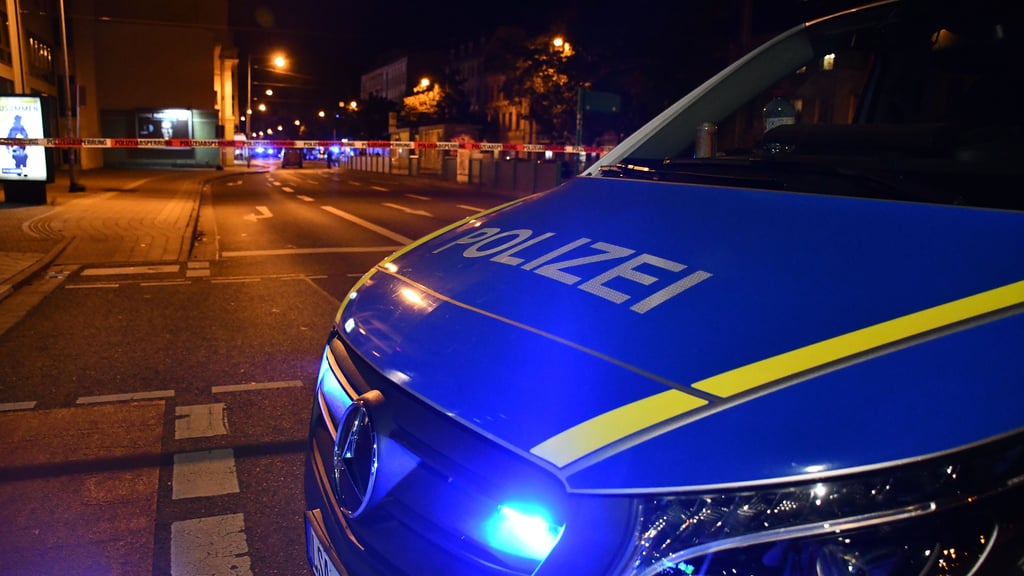 Ein Polizeiwagen sperrt am späten Samstagabend (13. September 2025) die Halberstädter Straße in Magdeburg ab.