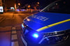 Ein Polizeiwagen sperrt am späten Samstagabend (13. September 2025) die Halberstädter Straße in Magdeburg ab.