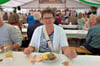 Das Traditionsgericht Kloß und Zwiebelbrühe ließ sich Ilona Klemm aus Möritzsch nicht entgehen.
